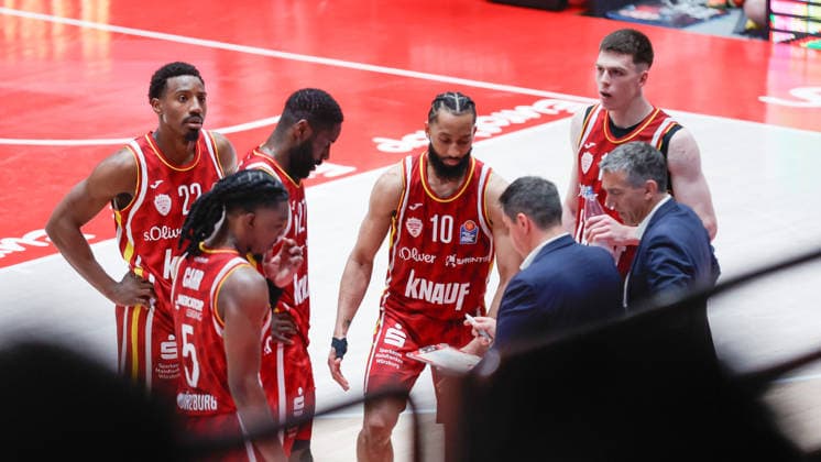 In the picture timeout meeting at the Wuerzburg Baskets 22 05 2026, Basketball, Fitness First Wuerzburg Baskets vs Telekom Baskets Bonn, easyCredit BBL Playoffs, 3 Quarterfinals, Germany, 97072, tectake Arena Wuerzburg, Copyright: HMBxMedia xJulienxBecker