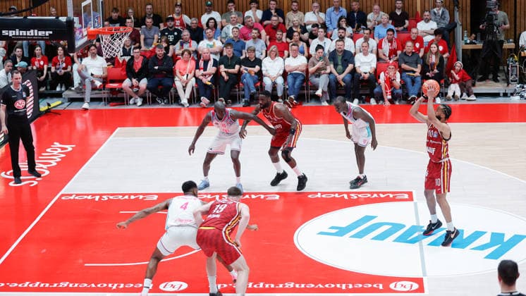 In the picture Davion Mintz Wuerzburg Baskets, 10 with the free throw 22 05 2026, Basketball, Fitness First Wuerzburg Baskets vs Telekom Baskets Bonn, easyCredit BBL Playoffs, 3 Quarterfinals, Germany, 97072, tectake Arena Wuerzburg, Copyright: HMBxMedia xJulienxBecker