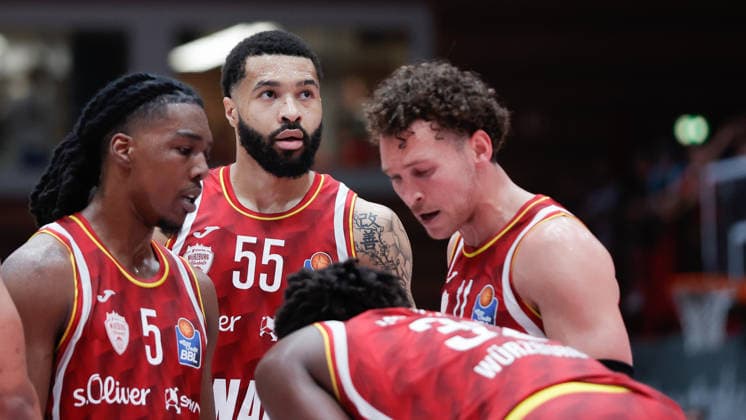 In the picture David Muenkat Wuerzburg Baskets, 55 looks skeptically at the scoreboard during a meeting with his team players 22 05 2026, Basketball, Fitness First Wuerzburg Baskets vs Telekom Baskets Bonn, easyCredit BBL Playoffs, 3 Quarterfinals, Germany, 97072, tectake Arena Wuerzburg, Copyright: HMBxMedia xJulienxBecker