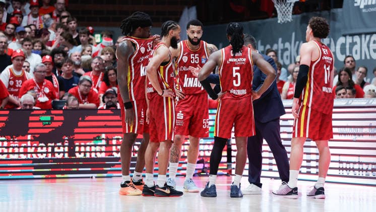 In the picture timeout discussion for the last moves of the game at Wuerzburg Baskets 22 05 2026, Basketball, Fitness First Wuerzburg Baskets vs Telekom Baskets Bonn, easyCredit BBL Playoffs, 3 Quarterfinals, Germany, 97072, tectake Arena Wuerzburg, Copyright: HMBxMedia xJulienxBecker