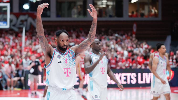 In the picture Jeff Garrett Jr Telekom Baskets Bonn, 4 tunes his fans after the victory 22 05 2026, Basketball, Fitness First Wuerzburg Baskets vs Telekom Baskets Bonn, easyCredit BBL Playoffs, 3 Quarterfinals, Germany, 97072, tectake Arena Wuerzburg, Copyright: HMBxMedia xJulienxBecker