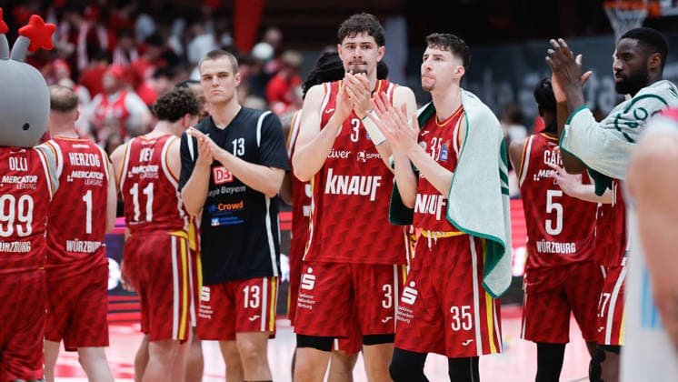 In the picture the players of the Wuerzburg Baskets thank the audience after the game 22 05 2026, Basketball, Fitness First Wuerzburg Baskets vs Telekom Baskets Bonn, easyCredit BBL Playoffs, 3 Quarterfinals, Germany, 97072, tectake Arena Wuerzburg, Copyright: HMBxMedia xJulienxBecker