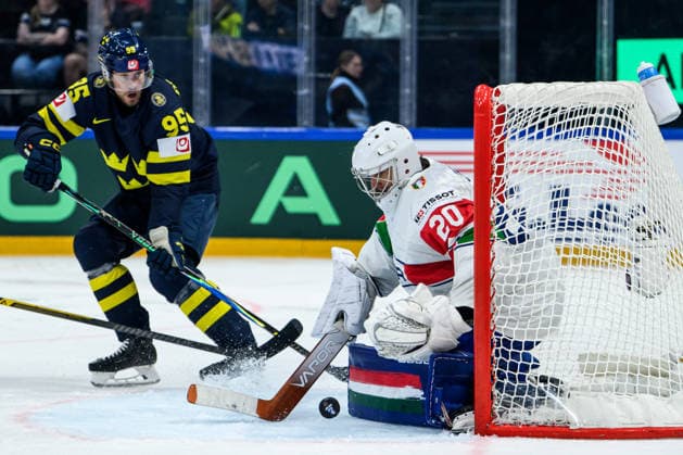 260522 Jacob De La Rose of Sweden and goaltender Damian Clara of Italy during the 2026 IIHF Ice Hockey World Championship match between Sweden and Italy on May 22, 2026 in Fribourg Photo Jesper Zerman BILDBYRAN kod JZ JZ0726 ishockey ice hockey ishockey vm 2026 vm 2026 iihf world championship sverige sweden italien italy bbeng  Copyright: JESPERxZERMAN BB260522JZ156