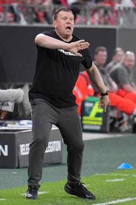 Uwe Koschinat Essen gesture gesticulated 22 05 2026 ¢ Football ¢ Rot Weiss Essen vs SpVgg Greuther Fuerth ¢ Relegation, Stadion Essen, Essen, DFB DFL REGULATIONS PROHIBIT ANY USE OF PHOTOGRAPHS AS IMAGE SEQUENCES AND OR QUASI VIDEO Copyright: xpepphotox xSaschaxWeizx pep00321, pep_20260522_hm_361438