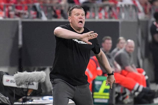 Uwe Koschinat Essen gesture gesticulated 22 05 2026 ¢ Football ¢ Rot Weiss Essen vs SpVgg Greuther Fuerth ¢ Relegation, Stadion Essen, Essen, DFB DFL REGULATIONS PROHIBIT ANY USE OF PHOTOGRAPHS AS IMAGE SEQUENCES AND OR QUASI VIDEO Copyright: xpepphotox xSaschaxWeizx pep00321, pep_20260522_hm_361438