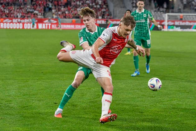 from left in duel Luca Itter Fuerth 27 Jannik Hofmann Essen 37 22 05 2026 ¢ Soccer ¢ Rot Weiss Essen vs SpVgg Greuther Fuerth ¢ Relegation, Stadion Essen, Essen, DFB DFL REGULATIONS PROHIBIT ANY USE OF PHOTOGRAPHS AS IMAGE SEQUENCES AND OR QUASI VIDEO Copyright: xpepphotox xSaschaxWeizx pep00321, pep_20260522_hm_361870