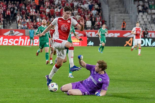 v li fighting for the ball Jaka Potocnik Essen 9 Silas Prüfrock Pruefrock Fuerth 43 22 05 2026 ¢ Football ¢ Rot Weiss Essen vs SpVgg Greuther Fuerth ¢ Relegation, Stadion Essen, Essen, DFB DFL REGULATIONS PROHIBIT ANY USE OF PHOTOGRAPHS AS IMAGE SEQUENCES AND OR QUASI VIDEO Copyright: xpepphotox xSaschaxWeizx pep00321, pep_20260522_hm_361881