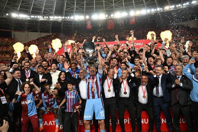 Trabzonspor v TUMOSAN Konyaspor - Turkish Cup Final ANTALYA, TURKIYE - MAY 22: Players of Trabzonspor celebrate victory with trophy after Turkish Cup final match between Trabzonspor and TUMOSAN Konyaspor at Corendon Airlines Park Antalya Stadium in Antalya, Turkiye on May 22, 2026. Hakan Nural Anadolu Antalya Turkey. Editorial use only. Please get in touch for any other usage.  Copyright: x2026xAnadoluxHakanxNuralx