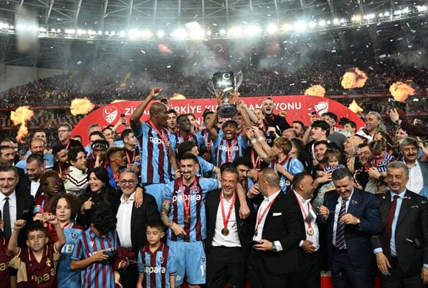 Trabzonspor v TUMOSAN Konyaspor - Turkish Cup Final ANTALYA, TURKIYE - MAY 22: Players of Trabzonspor celebrate victory with trophy after Turkish Cup final match between Trabzonspor and TUMOSAN Konyaspor at Corendon Airlines Park Antalya Stadium in Antalya, Turkiye on May 22, 2026. Hakan Nural Anadolu Antalya Turkey. Editorial use only. Please get in touch for any other usage.  Copyright: x2026xAnadoluxHakanxNuralx