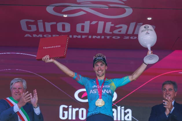 109th Giro d Italia 2026 Stage 13 a 189km stage from Alessandria to Verbania 22 05 2026 Alberto Bettiol of Italy XDS Astana Team celebrates at podium as stage winner during the 109th Giro d Italia 2026, Stage 13 a 189km stage from Alessandria to Verbania UCIWT on May 22, 2026 in Verbania, Italy Copyright: xBEAUTIFULxSPORTS Carabellix