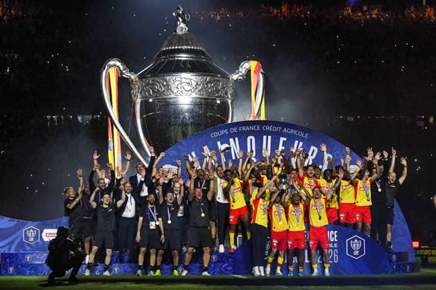 FOOTBALL : RC Lens vs OGC Nice - Coupe de France - Finale - 22 05 2026 Le RC Lens Soulevant le trophÃ e de la Coupe de France Saint DenisFrance  Copyright: xBaptistexAutissierx