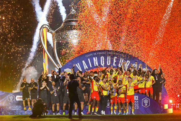 FOOTBALL : RC Lens vs OGC Nice - Coupe de France - Finale - 22 05 2026 Le RC Lens Soulevant le trophÃ e de la Coupe de France Saint DenisFrance  Copyright: xBaptistexAutissierx