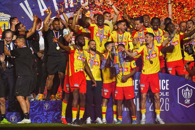 FOOTBALL : RC Lens vs OGC Nice - Coupe de France - Finale - 22 05 2026 Le RC Lens Soulevant le trophÃ e de la Coupe de France Saint DenisFrance  Copyright: xBaptistexAutissierx