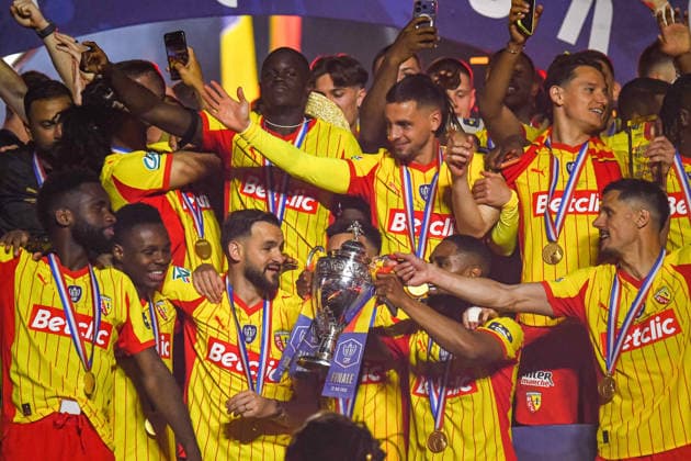 FOOTBALL : RC Lens vs OGC Nice - Coupe de France - Finale - 22 05 2026 Le RC Lens Soulevant le trophÃ e de la Coupe de France Saint DenisFrance  Copyright: xBaptistexAutissierx