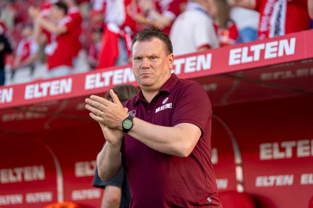 Uwe Koschinat Rot Weiss Essen, Trainer, Coach Rot Weiss Essen SpVgg Greuther Fürth, Fußball, Relegation to Bundesliga 2, Stadion an der Hafenstraße, Essen DFL regulations prohibit any use of photographs as image sequences and or quasi video Copyright: HMBxMedia xMarcoxBader