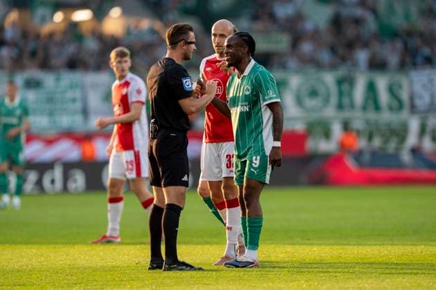 Daniel Schlager Referee admonished Noel Futkeu SpVgg Greuther Fuerth, 9 Rot Weiss Essen SpVgg Greuther Fürth, Football, Relegation to Bundesliga 2, Stadion an der Hafenstraße, Essen DFL regulations prohibit any use of photographs as image sequences and or quasi video Copyright: HMBxMedia xMarcoxBader