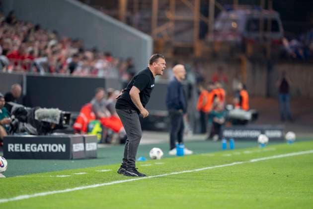 Uwe Koschinat Rot Weiss Essen, Trainer, Coach gibt Anweisungen, gestikuliert, mit den Armen gestikulieren, gives instructions, gesticulate, gesticolando, emotionen Rot Weiss Essen SpVgg Greuther Fürth, Fussball, Relegation zur 2 Bundesliga, Stadion an der Hafenstraße, Essen DFL regulations prohibit any use of photographs as image sequences and or quasi video Copyright: HMBxMedia xMarcoxBader