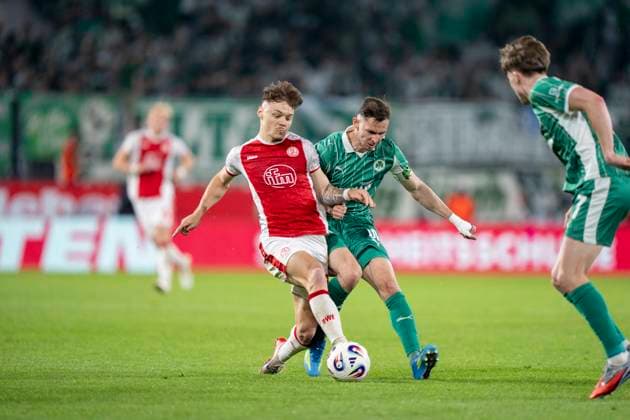 Duel between Jannik Hofmann Rot Weiss Essen, 37 and Branimir Hrgota SpVgg Greuther Fuerth, 10 Rot Weiss Essen SpVgg Greuther Fürth, Football, Relegation to Bundesliga 2, Stadion an der Hafenstraße, Essen DFL regulations prohibit any use of photographs as image sequences and or quasi video Copyright: HMBxMedia xMarcoxBader