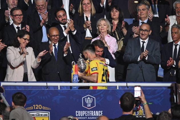 French Cup - RC Lens wins over OGC Nice FA French President Emmanuel Macron cheers RC Lens’ players as they celebrate their win over during OGC Nice after the French Cup final football match at the Stade de France in Paris on May 22, 2026. Photo by Firas Abdullah ABACAPRESS.COM Paris Ile-de-France France  Copyright: xAbdullahxFiras ABACAx