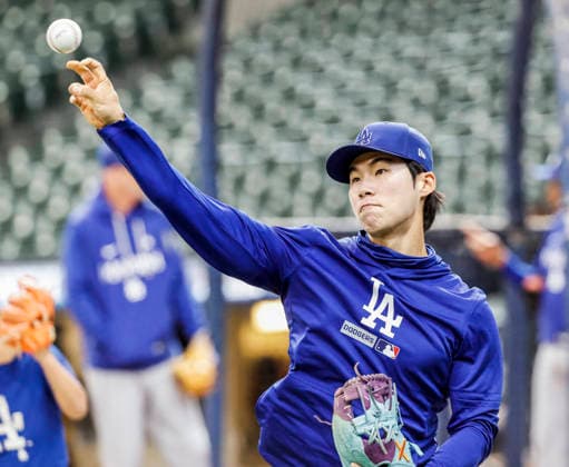 Los Angeles Dodgers shortstop Hyeseong Kim warms up before the start of the MLB, Baseball Herren, USA game between the Los Angeles Dodgers and the Milwaukee Brewers at American Family Field in Milwaukee, Wisconsin on Friday, May 22, 2026.  01MIL20260522801 TANNENxMAURY