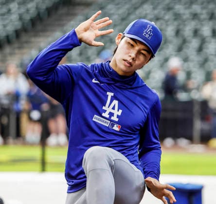 Los Angeles Dodgers shortstop Hyeseong Kim stretches before the start of the MLB, Baseball Herren, USA game between the Los Angeles Dodgers and the Milwaukee Brewers at American Family Field in Milwaukee, Wisconsin on Friday, May 22, 2026.  MIL20260522802 TANNENxMAURY