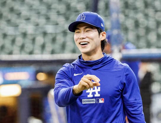 Los Angeles Dodgers shortstop Hyeseong Kim laughs as he warms up before the start of the MLB, Baseball Herren, USA game between the Los Angeles Dodgers and the Milwaukee Brewers at American Family Field in Milwaukee, Wisconsin on Friday, May 22, 2026.  MIL20260522805 TANNENxMAURY