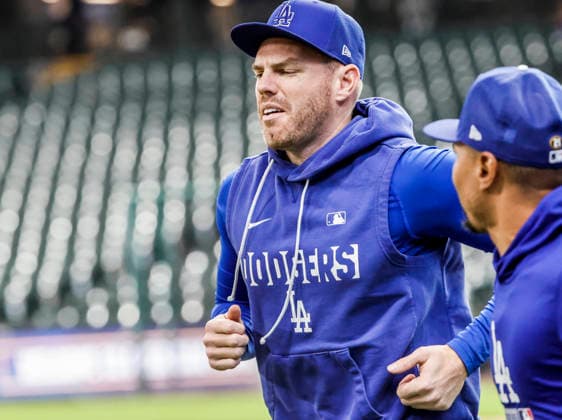 Los Angeles Dodgers first baseman Freddie Freeman (L) warms up before the start of the MLB, Baseball Herren, USA game between the Los Angeles Dodgers and the Milwaukee Brewers at American Family Field in Milwaukee, Wisconsin on Friday, May 22, 2026.  MIL20260522806 TANNENxMAURY