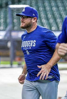 Los Angeles Dodgers third baseman Max Muncy warms up before the start of the MLB, Baseball Herren, USA game between the Los Angeles Dodgers and the Milwaukee Brewers at American Family Field in Milwaukee, Wisconsin on Friday, May 22, 2026.  MIL20260522807 TANNENxMAURY