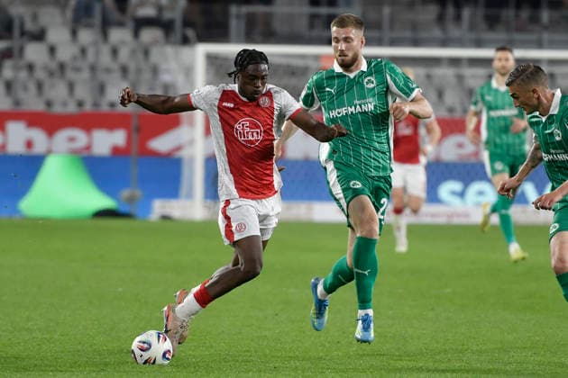 from left in duel Dickson Abiama Essen 11 Doni Arifi Fuerth 28 22 05 2026 ¢ Football ¢ Rot Weiss Essen vs SpVgg Greuther Fuerth ¢ Relegation, Stadion Essen, Essen, DFB DFL REGULATIONS PROHIBIT ANY USE OF PHOTOGRAPHS AS IMAGE SEQUENCES AND OR QUASI VIDEO Copyright: xpepphotox xSaschaxWeizx pep00321, pep_20260522_hm_362124
