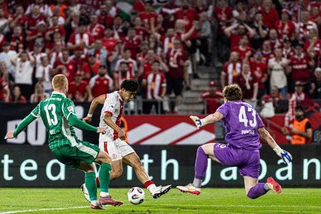 2 Bundesliga, Relegation Rot Weiss Essen SpVgg Greuther Fürth 22 05 2026 Paul Will SpVgg Greuther Fürth, 13 , Kaito Mizuta Rot Weiss Essen, 24 , Silas Prüfrock SpVgg Greuther Fürth, 43 2 Bundesliga, Relegation Rot Weiss Essen SpVgg Greuther Fürth Stadion an der Hafenstraße, Essen 22 05 2026 DFL DFB regulations prohibit any use of photographs as image sequences and or quasi video Copyright: xBEAUTIFULxSPORTS Buriakovx