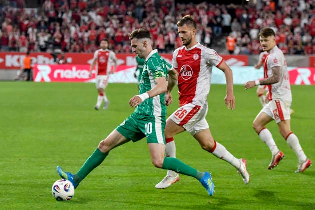 from left in duel Branimir Hrgota Fuerth 10 Torben Müsel Muesel Essen 26 22 05 2026 ¢ Soccer ¢ Rot Weiss Essen vs SpVgg Greuther Fuerth ¢ Relegation, Stadion Essen, Essen, DFB DFL REGULATIONS PROHIBIT ANY USE OF PHOTOGRAPHS AS IMAGE SEQUENCES AND OR QUASI VIDEO Copyright: xpepphotox xSaschaxWeizx pep00321, pep_20260522_hm_362427