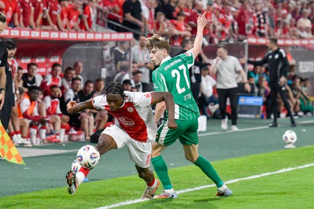 from left in duel Dickson Abiama Essen 11 Luca Itter Fuerth 27 22 05 2026 ¢ Soccer ¢ Rot Weiss Essen vs SpVgg Greuther Fuerth ¢ Relegation, Stadion Essen, Essen, DFB DFL REGULATIONS PROHIBIT ANY USE OF PHOTOGRAPHS AS IMAGE SEQUENCES AND OR QUASI VIDEO Copyright: xpepphotox xSaschaxWeizx pep00321, pep_20260522_hm_362511