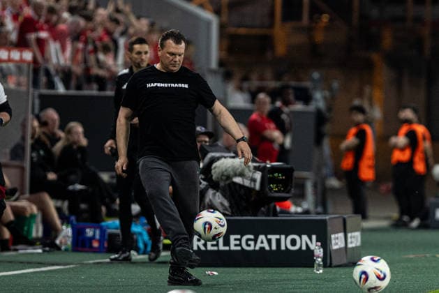 2 Bundesliga, Relegation Rot Weiss Essen SpVgg Greuther Fürth 22 05 2026 Uwe Koschinat Rot Weiss Essen, Head Coach with the ball 2 Bundesliga, Relegation Rot Weiss Essen SpVgg Greuther Fürth Stadion an der Hafenstraße, Essen 22 05 2026 DFL DFB regulations prohibit any use of photographs as image sequences and or quasi video Copyright: xBEAUTIFULxSPORTS Buriakovx