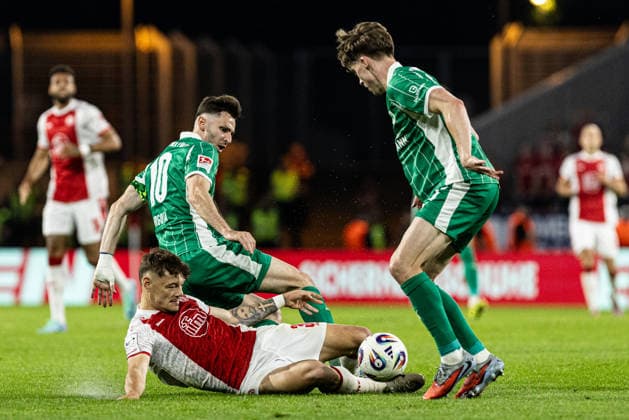 2 Bundesliga, Relegation Rot Weiss Essen SpVgg Greuther Fürth 22 05 2026 Jannik Hofmann Rot Weiss Essen, 37 , Branimir Hrgota SpVgg Greuther Fürth, 10 , Luca Itter SpVgg Greuther Fürth, 27 2 Bundesliga, Relegation Rot Weiss Essen SpVgg Greuther Fürth Stadion an der Hafenstraße, Essen 22 05 2026 DFL DFB regulations prohibit any use of photographs as image sequences and or quasi video Copyright: xBEAUTIFULxSPORTS Buriakovx
