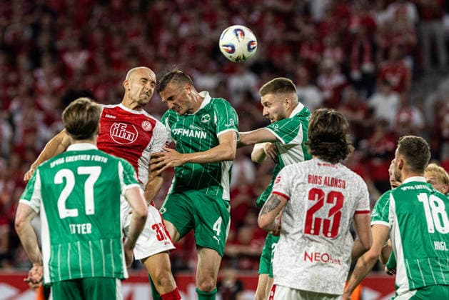 2 Bundesliga, Relegation Rot Weiss Essen SpVgg Greuther Fürth 22 05 2026 Tobias Kraulich Rot Weiss Essen, 33 , Philipp Ziereis SpVgg Greuther Fürth, 4 2 Bundesliga, Relegation Rot Weiss Essen SpVgg Greuther Fürth Stadion an der Hafenstraße, Essen 22 05 2026 DFL DFB regulations prohibit any use of photographs as image sequences and or quasi video Copyright: xBEAUTIFULxSPORTS Buriakovx