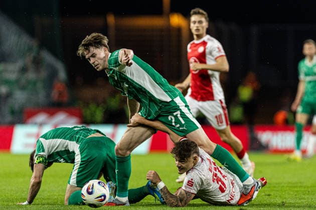 2 Bundesliga, Relegation Rot Weiss Essen SpVgg Greuther Fürth 22 05 2026 Jannik Hofmann Rot Weiss Essen, 37 , Branimir Hrgota SpVgg Greuther Fürth, 10 , Luca Itter SpVgg Greuther Fürth, 27 2 Bundesliga, Relegation Rot Weiss Essen SpVgg Greuther Fürth Stadion an der Hafenstraße, Essen 22 05 2026 DFL DFB regulations prohibit any use of photographs as image sequences and or quasi video Copyright: xBEAUTIFULxSPORTS Buriakovx