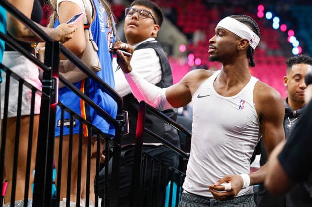 NBA, Basketball Herren, USA West Conference Finals Game 3 - Oklahoma City Thunder vs San Antonio Spurs Oklahoma City Thunder guard Shai Gilgeous-Alexander (2) signs a fan s jersey prior to Game 3 of the NBA Western Conference Finals between the San Antonio Spurs and the Oklahoma City Thunder in San Antonio, USA, 22 May 2026. San Antonio United States  Copyright: xADAMxDAVISx