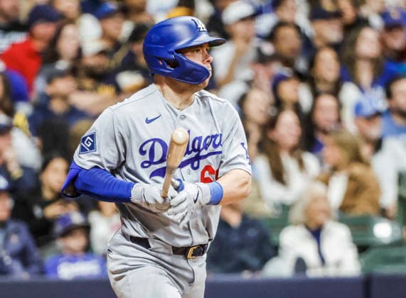 Los Angeles Dodgers catcher Dalton Rushing hits a single in the seventh inning of the MLB, Baseball Herren, USA game between the Los Angeles Dodgers and the Milwaukee Brewers at American Family Field in Milwaukee, Wisconsin on Friday, May 22, 2026.  MIL20260522839 TANNENxMAURY