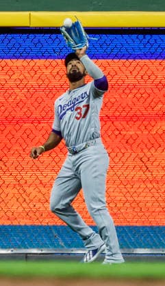 Los Angeles Dodgers left fielder Teoscar Hernandez catches a fly ball hit by Milwaukee Brewers left fielder Jake Bauers in the second inning of the MLB, Baseball Herren, USA game between the Los Angeles Dodgers and the Milwaukee Brewers at American Family Field in Milwaukee, Wisconsin on Friday, May 22, 2026.  MIL20260522827 TANNENxMAURY