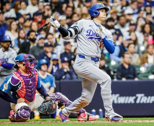 Los Angeles Dodgers designated hitter Shohei Ohtani hits a single in front of Milwaukee Brewers catcher William Contreras in the fourth inning of the MLB, Baseball Herren, USA game between the Los Angeles Dodgers and the Milwaukee Brewers at American Family Field in Milwaukee, Wisconsin on Friday, May 22, 2026.  MIL20260522829 TANNENxMAURY