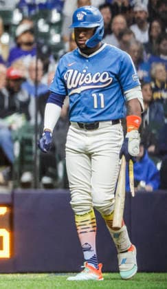 Milwaukee Brewers center fielder Jackson Chourio carries his smashed bat to the dugout after slamming it to the ground as he struck out in the fourth inning of the MLB, Baseball Herren, USA game between the Los Angeles Dodgers and the Milwaukee Brewers at American Family Field in Milwaukee, Wisconsin on Friday, May 22, 2026.  MIL20260522831 TANNENxMAURY