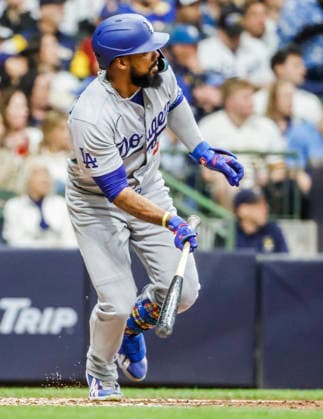 Los Angeles Dodgers left fielder Teoscar Hernandez hits a single in the fifth inning of the MLB, Baseball Herren, USA game between the Los Angeles Dodgers and the Milwaukee Brewers at American Family Field in Milwaukee, Wisconsin on Friday, May 22, 2026.  MIL20260522832 TANNENxMAURY