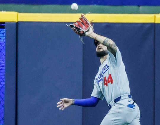 Los Angeles Dodgers center fielder Andy Pages catches a fly ball hit by Milwaukee Brewers left fielder Jake Bauers in the fifth inning of the MLB, Baseball Herren, USA game between the Los Angeles Dodgers and the Milwaukee Brewers at American Family Field in Milwaukee, Wisconsin on Friday, May 22, 2026.  MIL20260522834 TANNENxMAURY