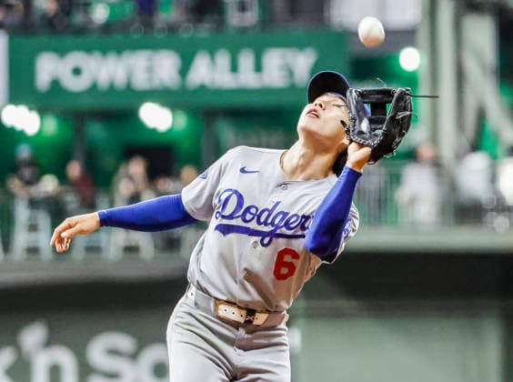 Los Angeles Dodgers shortstop Hyeseong Kim catches a pop fly ball hit by Milwaukee Brewers center fielder Jackson Chourio in the sixth inning of the MLB, Baseball Herren, USA game between the Los Angeles Dodgers and the Milwaukee Brewers at American Family Field in Milwaukee, Wisconsin on Friday, May 22, 2026.  MIL20260522838 TANNENxMAURY