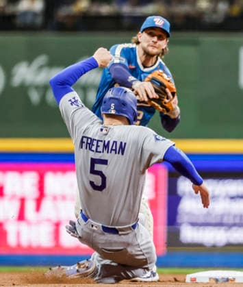 Los Angeles Dodgers first baseman Freddie Freeman is forced out by Milwaukee Brewers second baseman Brice Turang in the seventh inning of the MLB, Baseball Herren, USA game between the Los Angeles Dodgers and the Milwaukee Brewers at American Family Field in Milwaukee, Wisconsin on Friday, May 22, 2026.  MIL20260522844 TANNENxMAURY