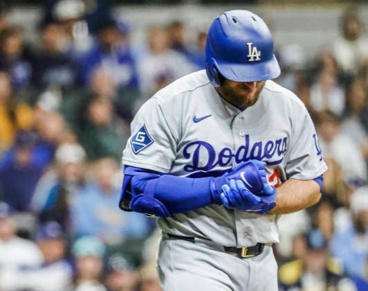 Los Angeles Dodgers third baseman Max Muncy holds his hand after being hit by a pitch thrown by Milwaukee Brewers relief pitcher Aaron Ashby in the eighth inning of the MLB, Baseball Herren, USA game between the Los Angeles Dodgers and the Milwaukee Brewers at American Family Field in Milwaukee, Wisconsin on Friday, May 22, 2026.  MIL20260522845 TANNENxMAURY