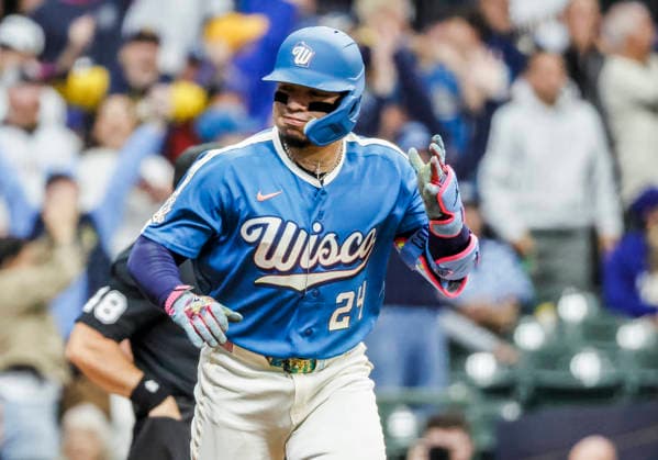 Milwaukee Brewers catcher William Contreras reacts as he hits a three run home run in the first inning of the MLB, Baseball Herren, USA game between the Los Angeles Dodgers and the Milwaukee Brewers at American Family Field in Milwaukee, Wisconsin on Friday, May 22, 2026.  MIL20260522813 TANNENxMAURY