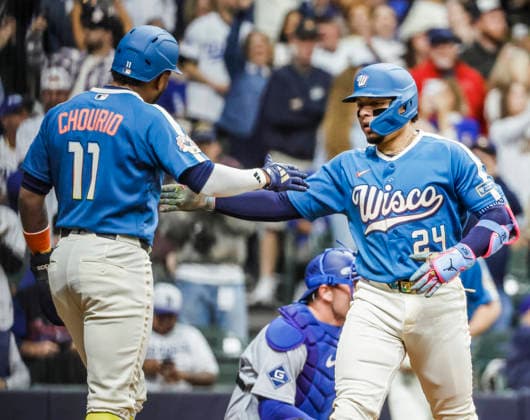 Milwaukee Brewers catcher William Contreras (R) celebrates with Milwaukee Brewers center fielder Jackson Chourio (L) after hitting a three run home run in the first inning of the MLB, Baseball Herren, USA game between the Los Angeles Dodgers and the Milwaukee Brewers at American Family Field in Milwaukee, Wisconsin on Friday, May 22, 2026.  MIL20260522818 TANNENxMAURY