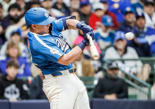 Milwaukee Brewers first baseman Andrew Vaughn hits a single in the first inning of the MLB, Baseball Herren, USA game between the Los Angeles Dodgers and the Milwaukee Brewers at American Family Field in Milwaukee, Wisconsin on Friday, May 22, 2026.  MIL20260522819 TANNENxMAURY