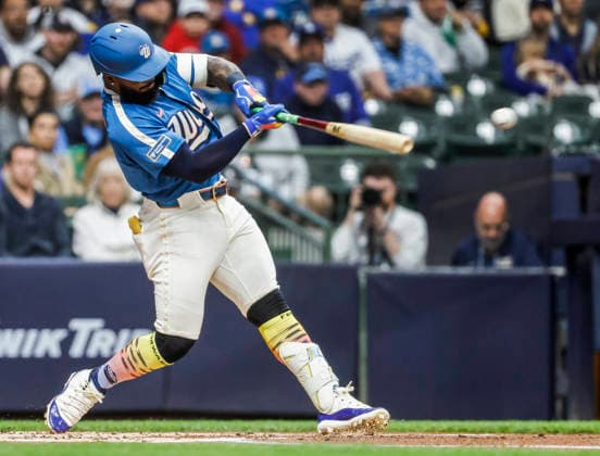 Milwaukee Brewers third baseman Luis Rengifo hits a single in the first inning of the MLB, Baseball Herren, USA game between the Los Angeles Dodgers and the Milwaukee Brewers at American Family Field in Milwaukee, Wisconsin on Friday, May 22, 2026.  MIL20260522821 TANNENxMAURY